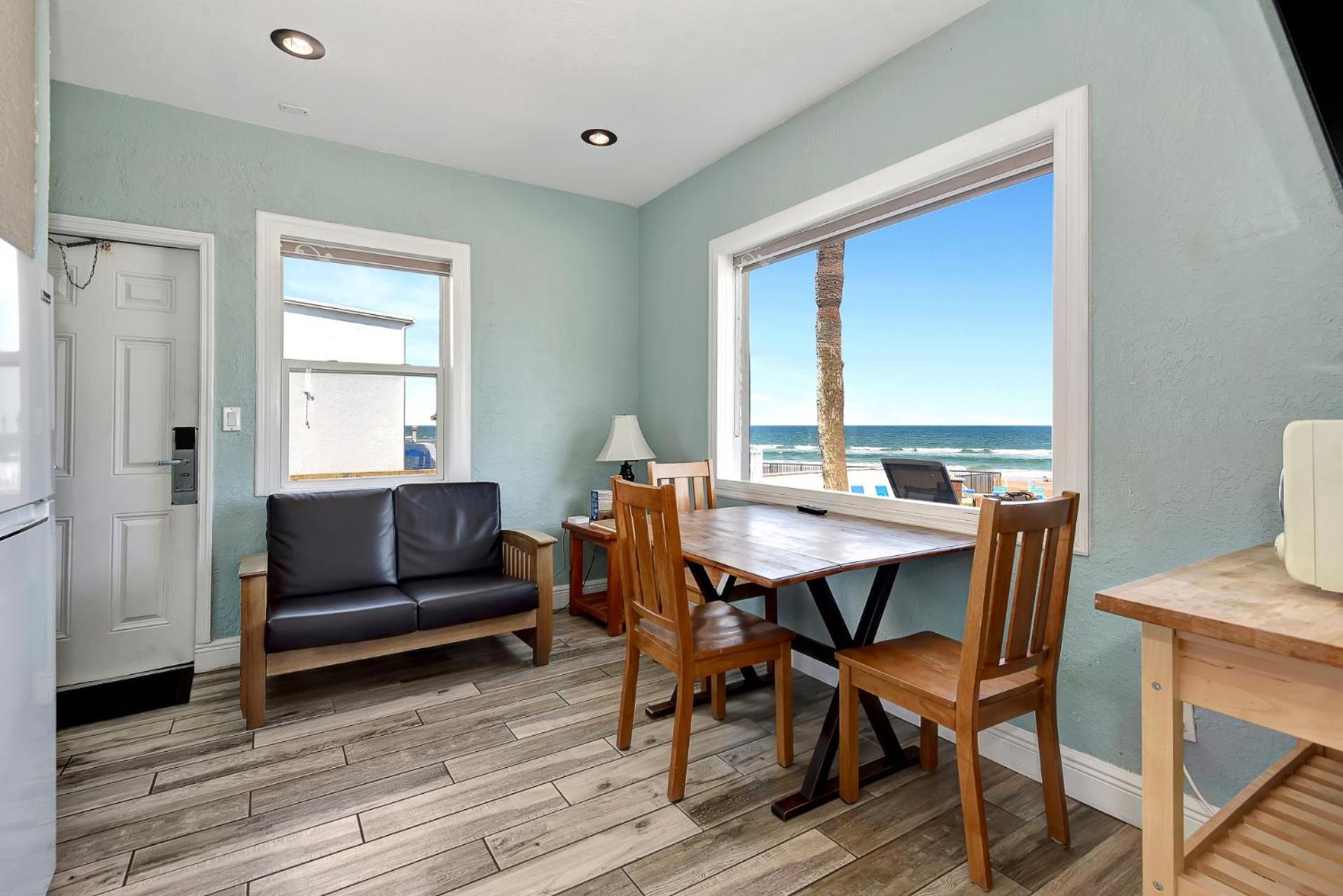 Shoreline & - Beachfront 2*