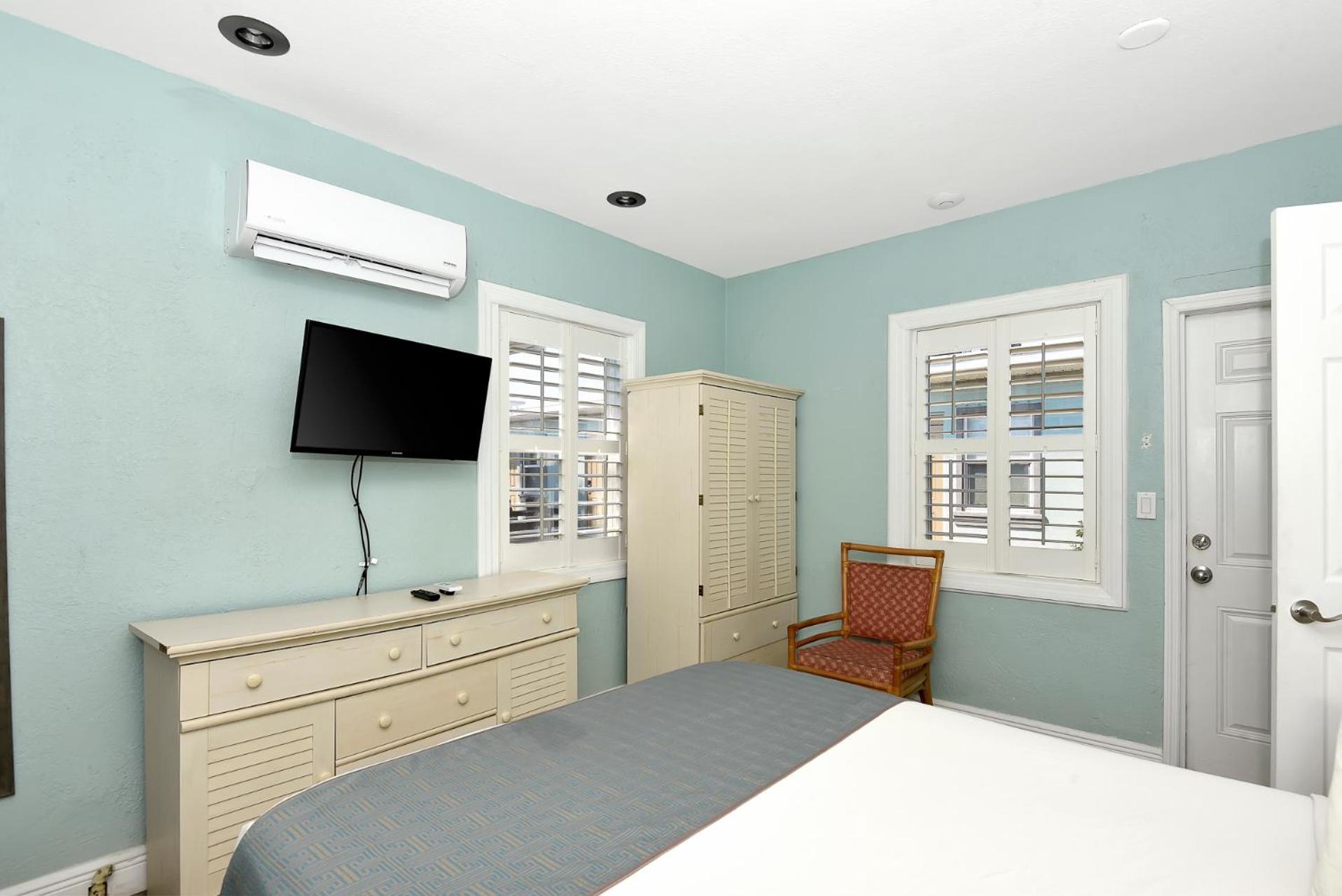Shoreline & - Beachfront 2*