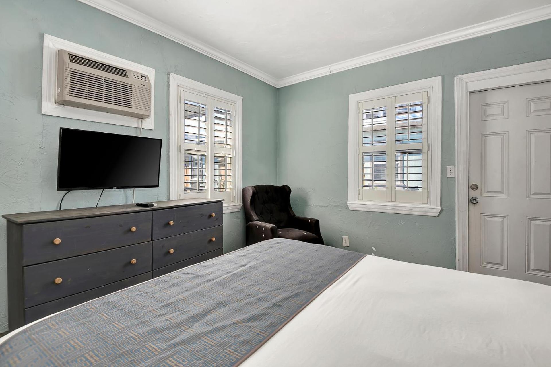 Hotel Shoreline & - Beachfront 2*