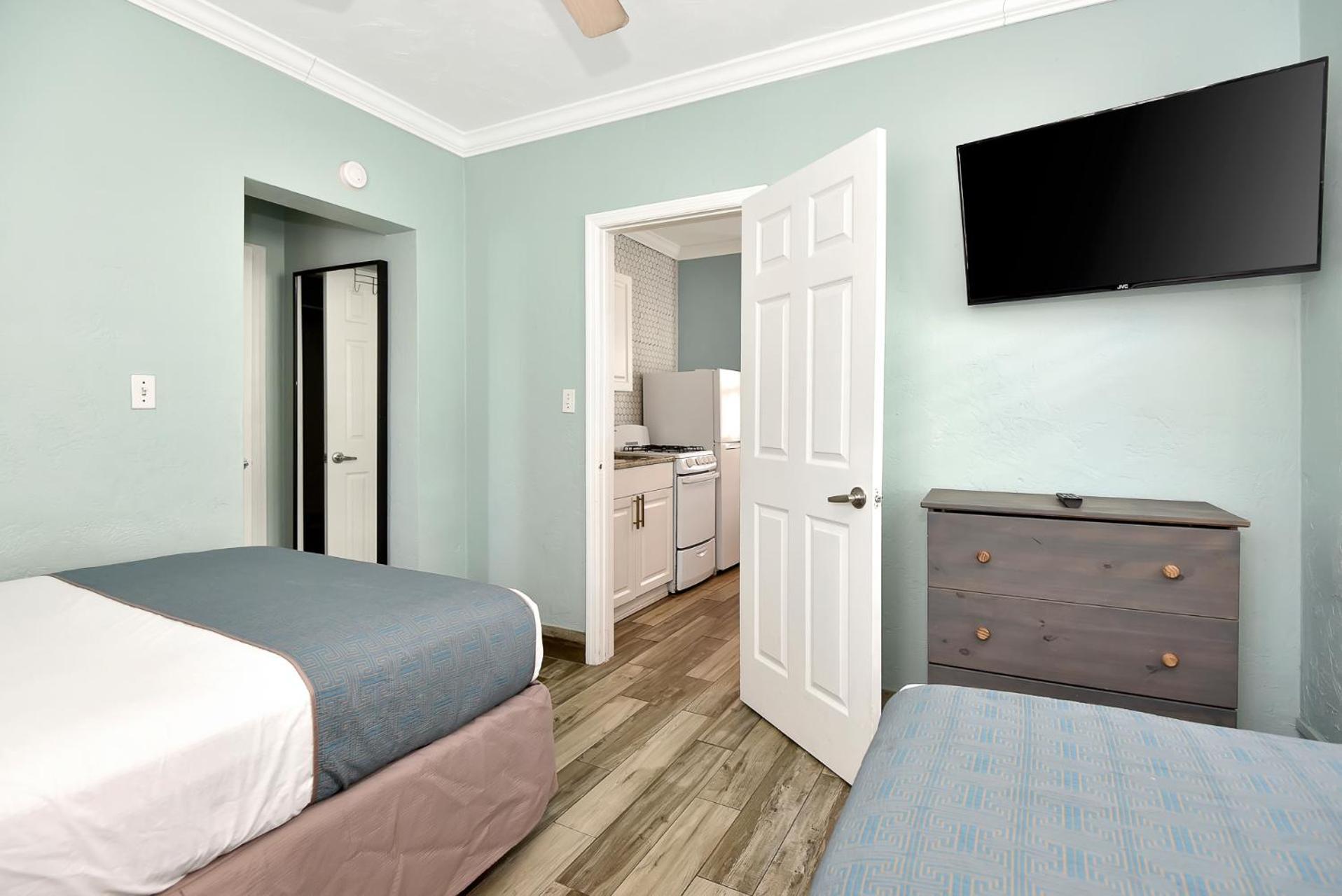 Shoreline & - Beachfront Hotel