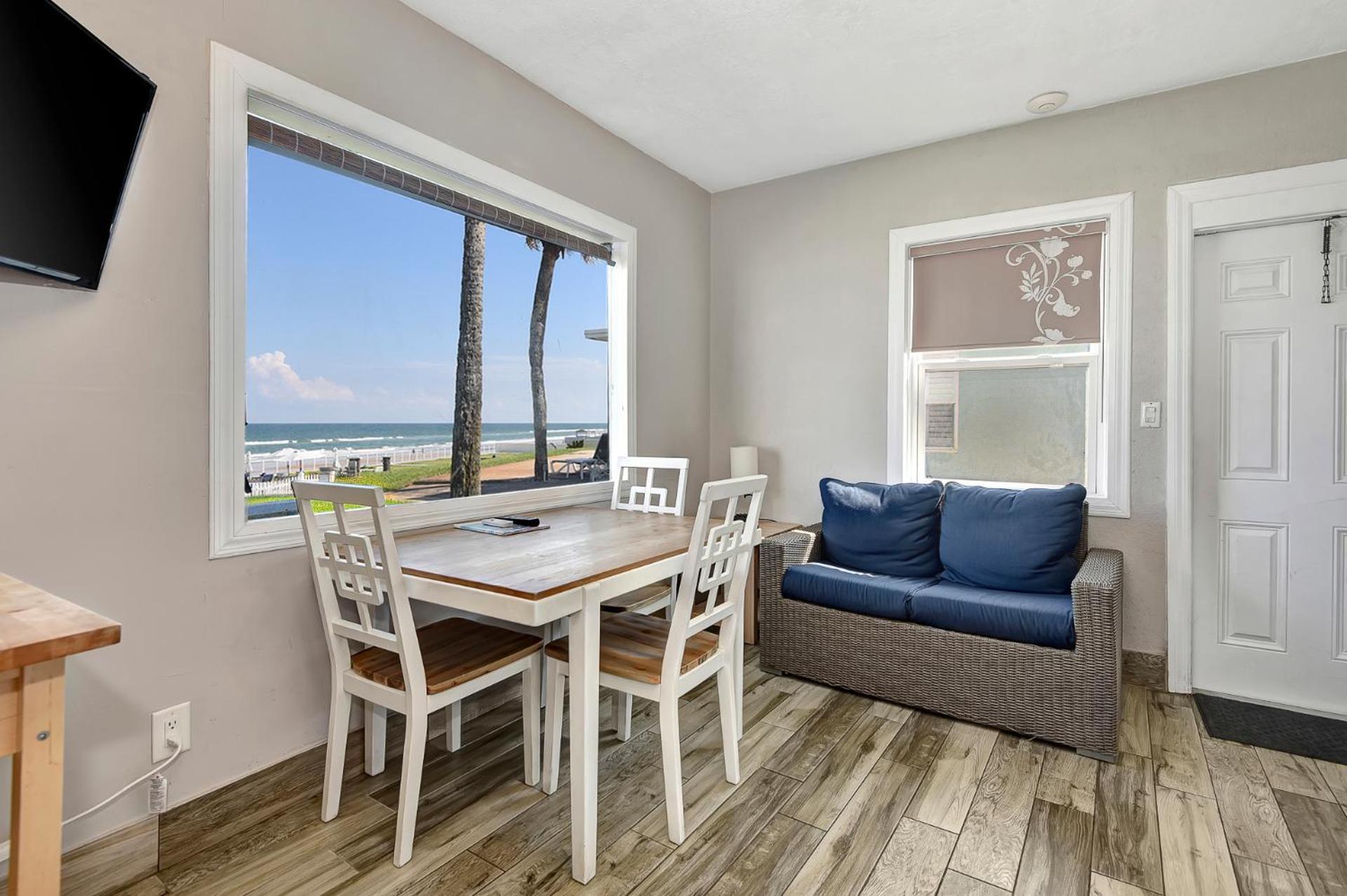 Shoreline & - Beachfront 2*