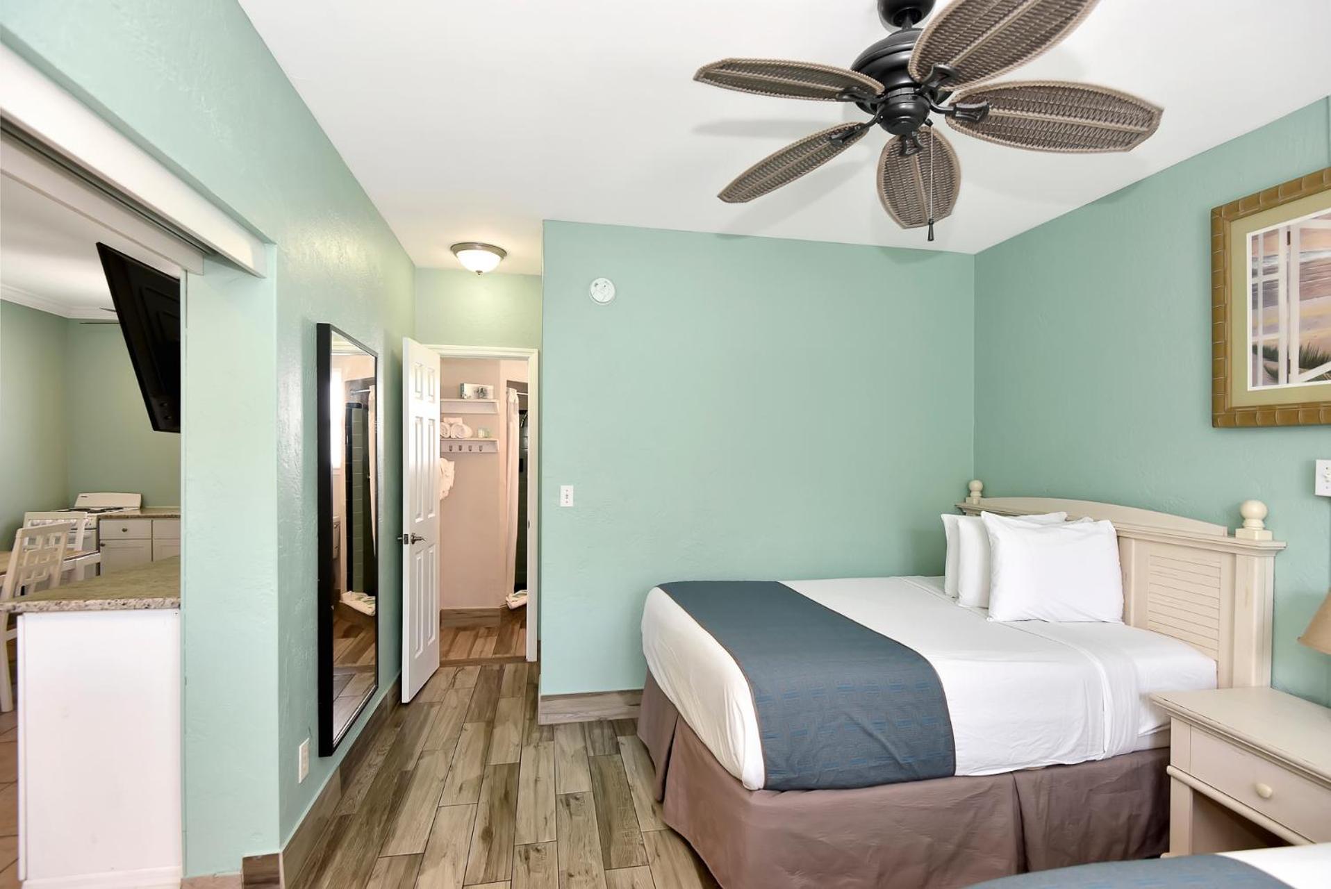 Shoreline & - Beachfront 2*