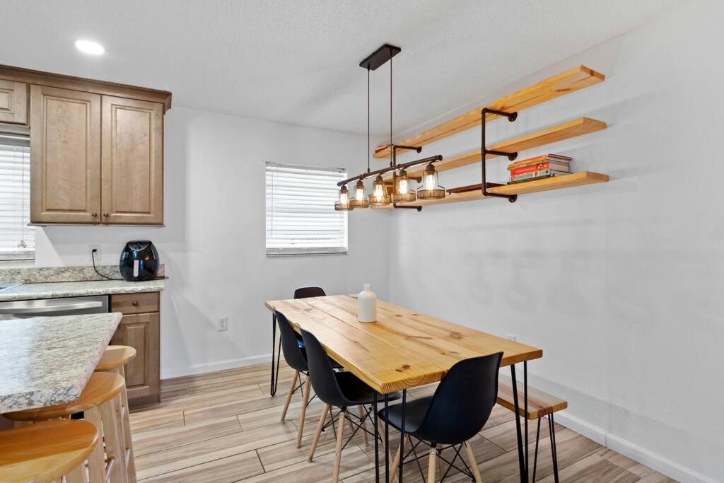 6 Minutes Away From The 4 Bd Retreat W Free Parking Apartment *