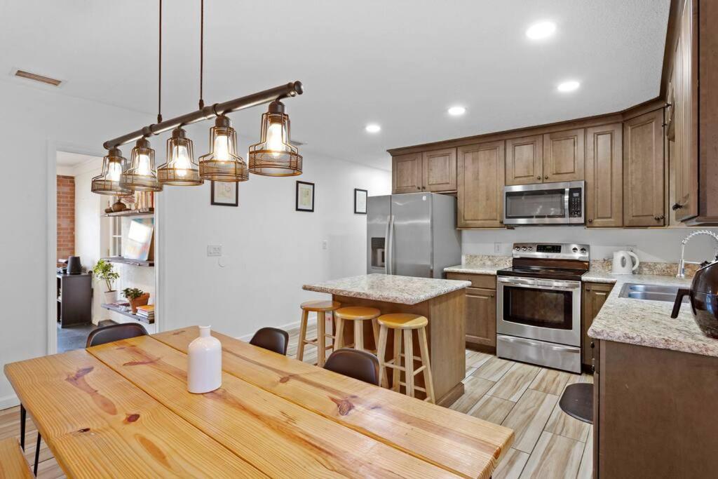 6 Minutes Away From The 4 Bd Retreat W Free Parking * Tampa