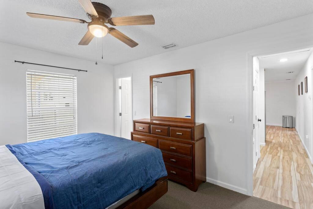 6 Minutes Away From The 4 Bd Retreat W Free Parking Apartment