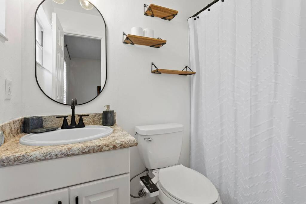 6 Minutes Away From The 4 Bd Retreat W Free Parking Apartment *