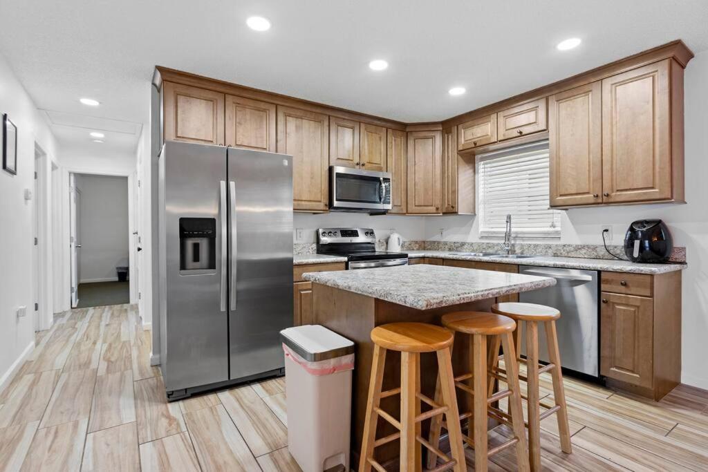 6 Minutes Away From The 4 Bd Retreat W Free Parking Apartment Tampa