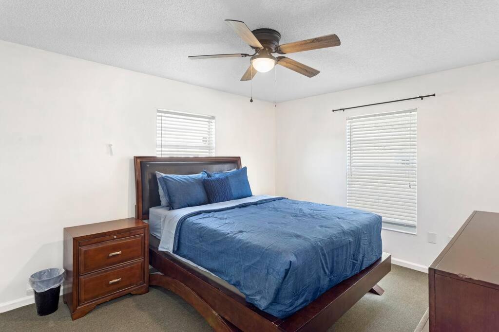 6 Minutes Away From The 4 Bd Retreat W Free Parking *