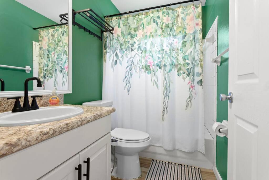 Apartment 6 Minutes Away From The 4 Bd Retreat W Free Parking