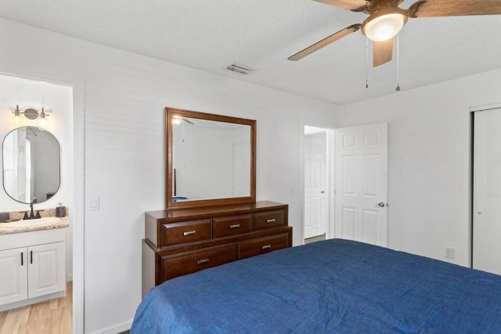 6 Minutes Away From The 4 Bd Retreat W Free Parking