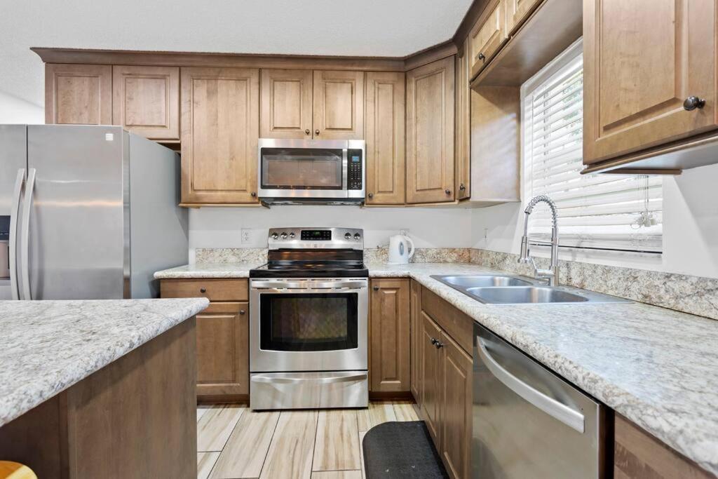 6 Minutes Away From The 4 Bd Retreat W Free Parking Apartment Tampa