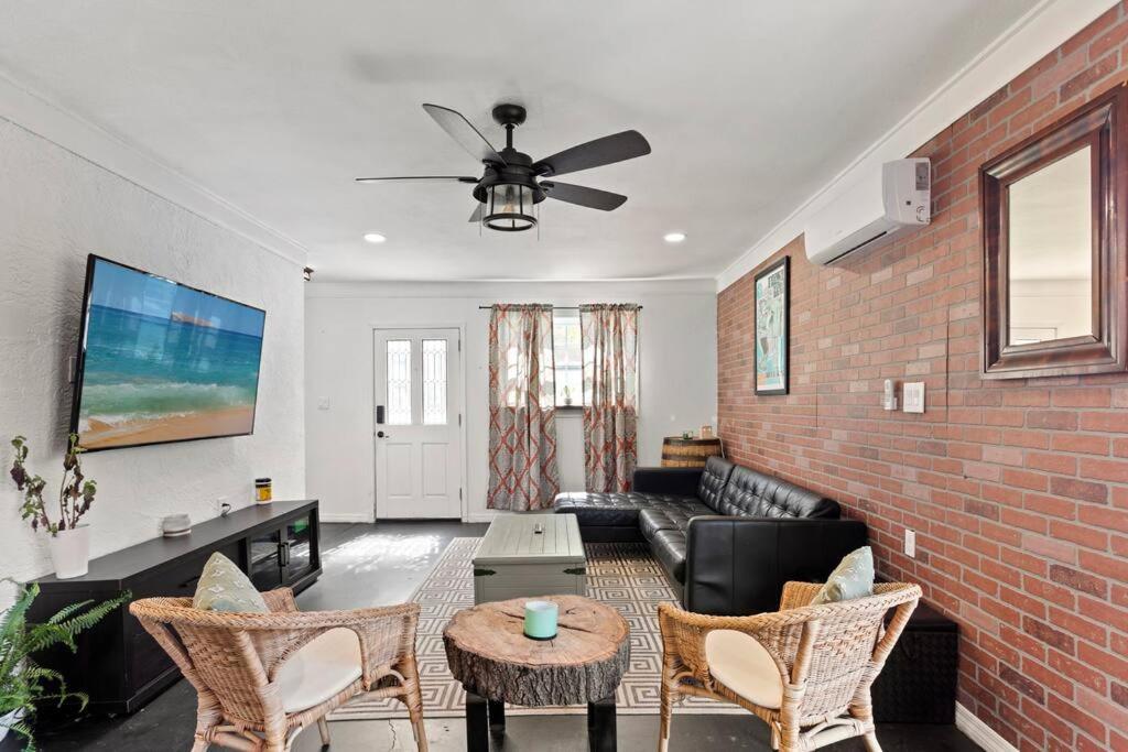 6 Minutes Away From The 4 Bd Retreat W Free Parking Apartment *