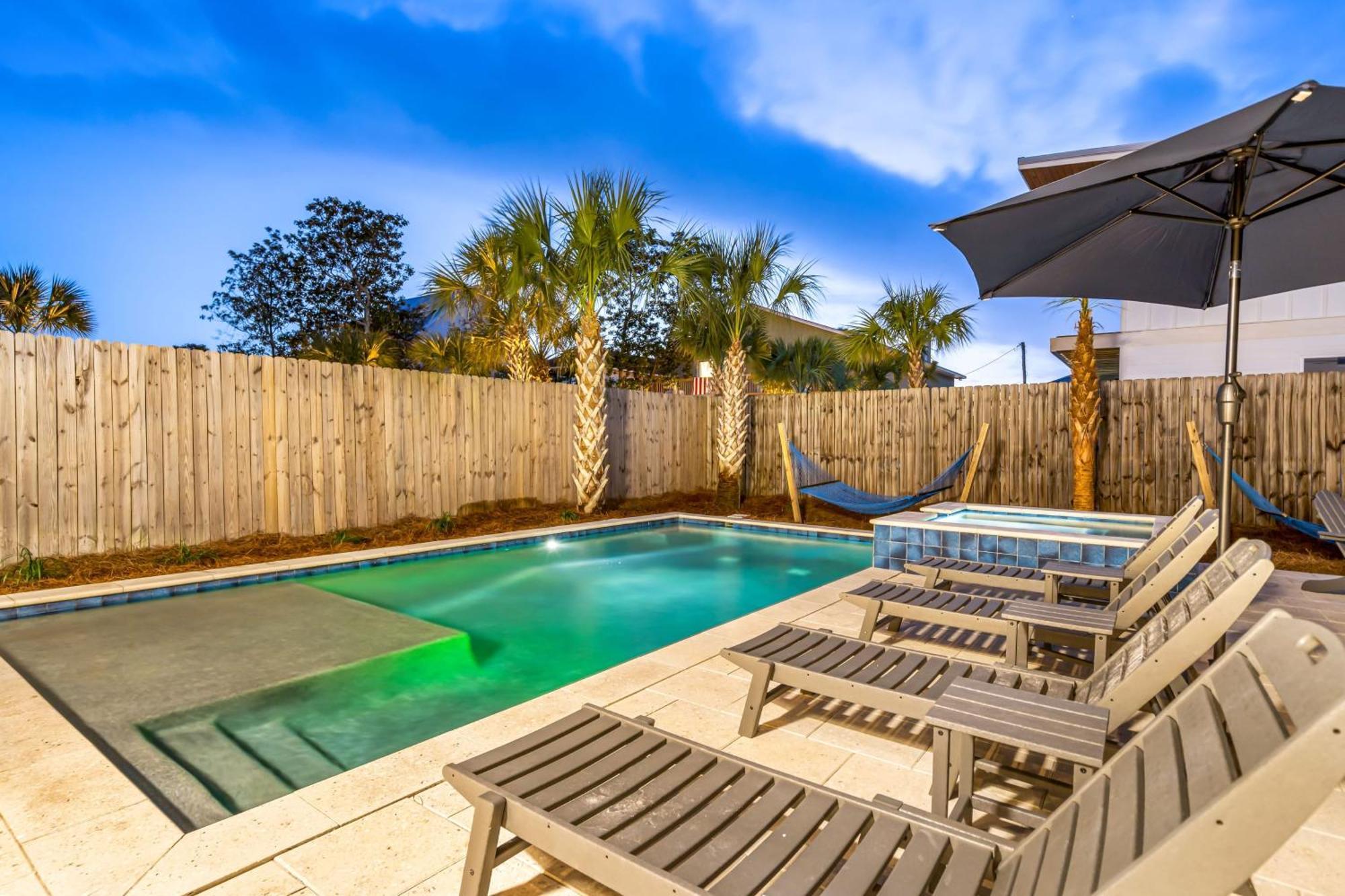 Holiday home Four Suns By Avantstay 5 Mins To Beach Occ 20 Arcade Game Ping Pong Bbq Pool Destin
