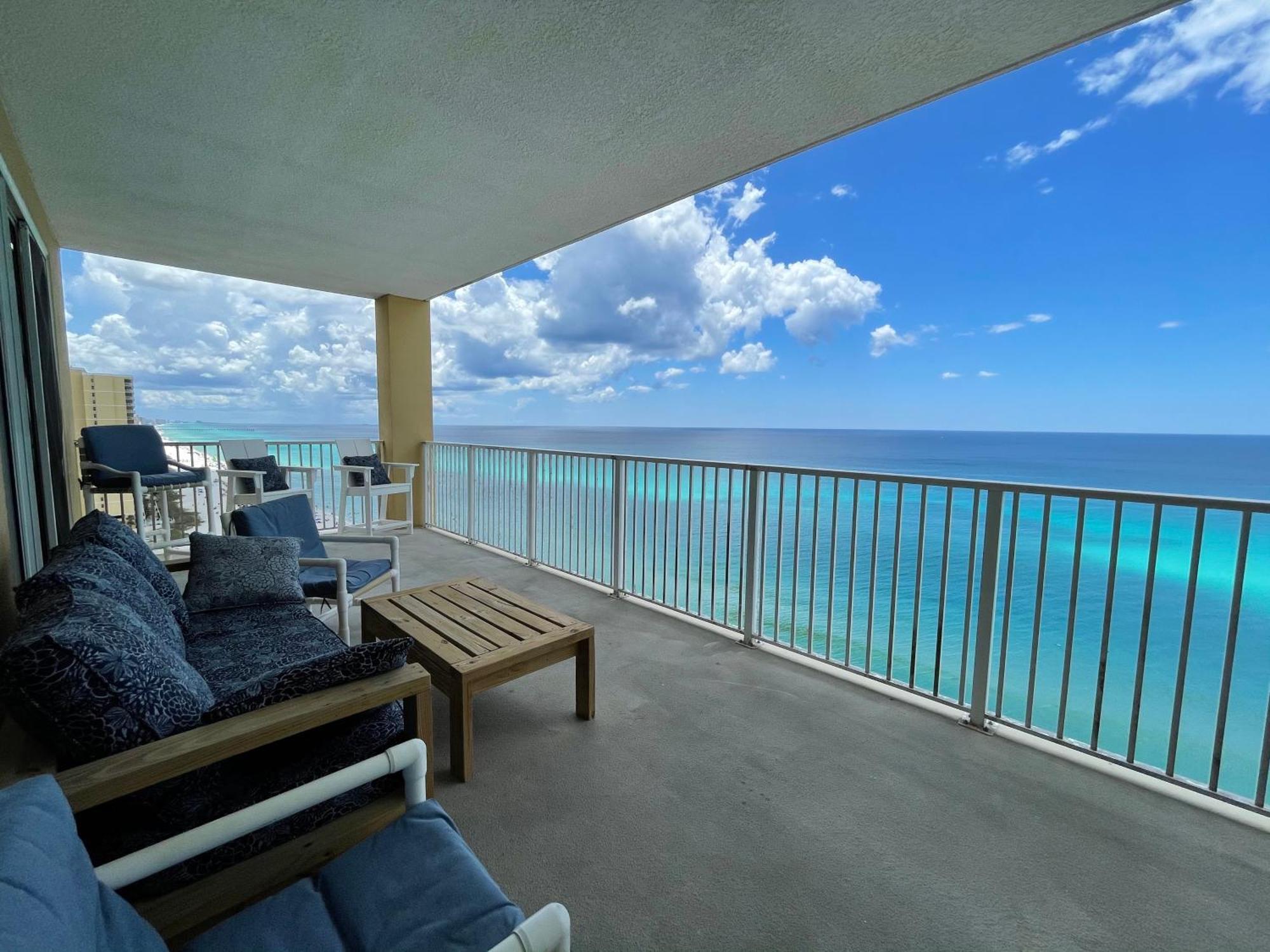 Tropic Winds 1701 Premium Corner Unit With 2 Parkings! Free Chairs Service! Apartment