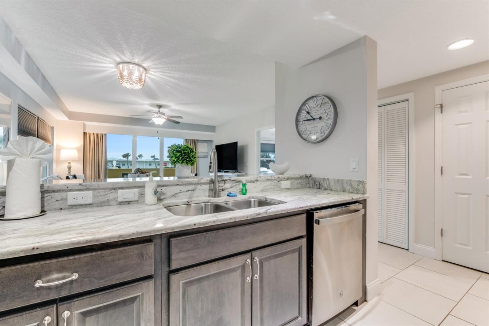 Unit 107 Aruba - 3 Bedroom Ocean View Apartment Daytona Beach