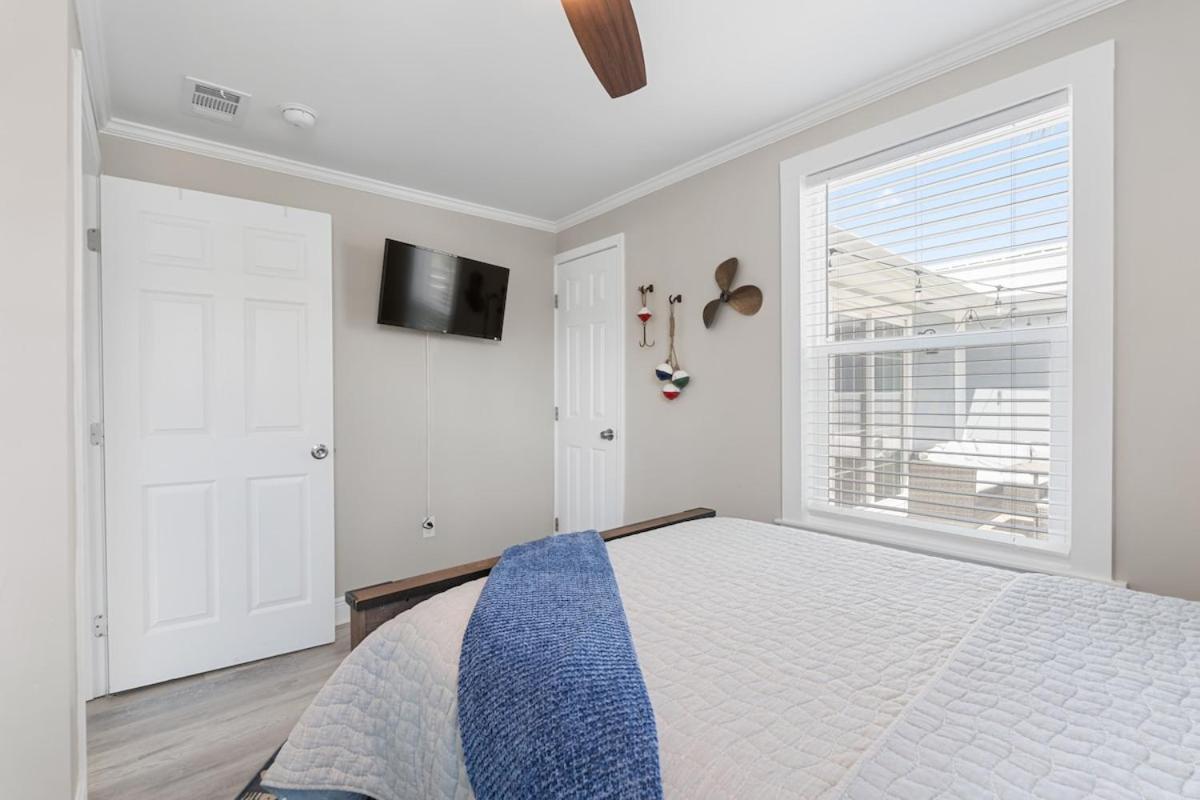 13900 Millcole Ave - Beachy - Sleeps 10 *
