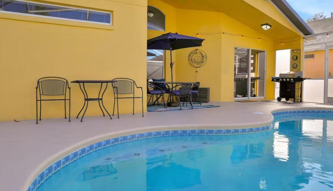 Family W/ Private Pool Pet Friendly, Minutes To *