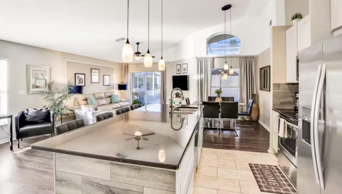 Family W/ Private Pool Pet Friendly, Minutes To Davenport