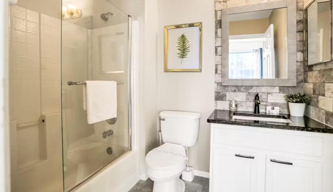 Family W/ Private Pool Pet Friendly, Minutes To Davenport