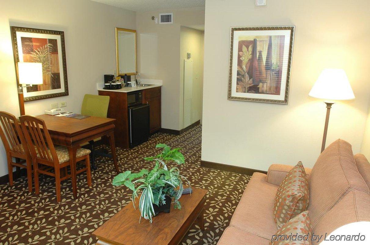 Hotel Embassy By Hilton Airport
