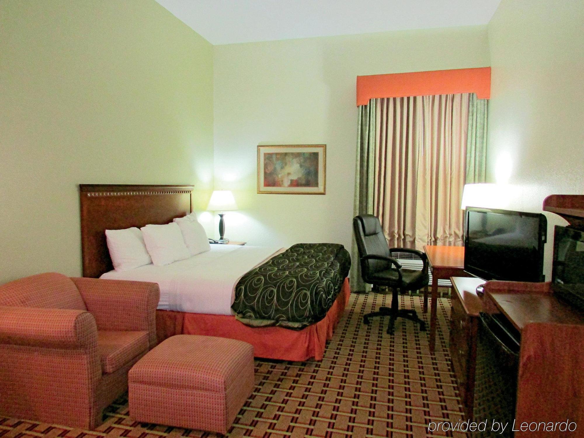 La Quinta By Wyndham Northeast *newly Renovated Hotel St. Petersburg