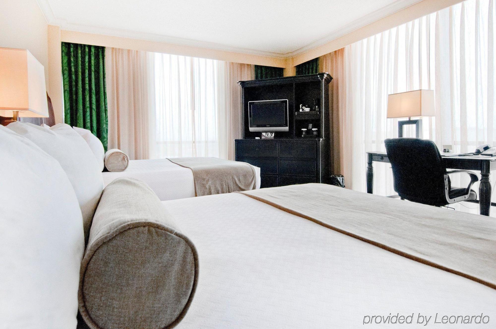 Crowne Plaza Grand Hotel 4*
