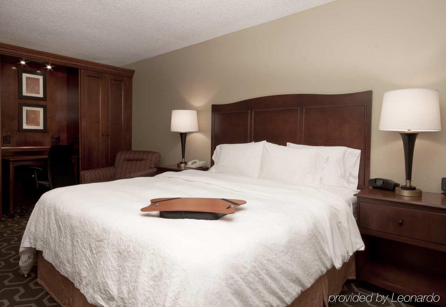 Hotel Hampton International Airport/westshore 3*