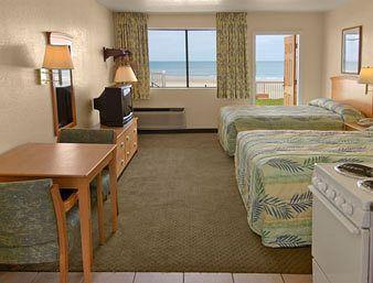 Super 8 Oceanfront 2*