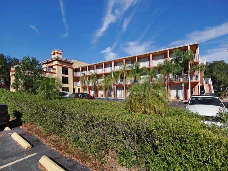 Howard Johnson By Wyndham Tropical Palms