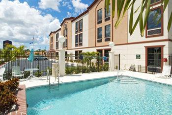 La Quinta By Wyndham Northeast *newly Renovated Hotel St. Petersburg