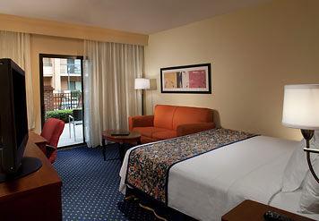 Courtyard St. Petersburg Hotel 3*