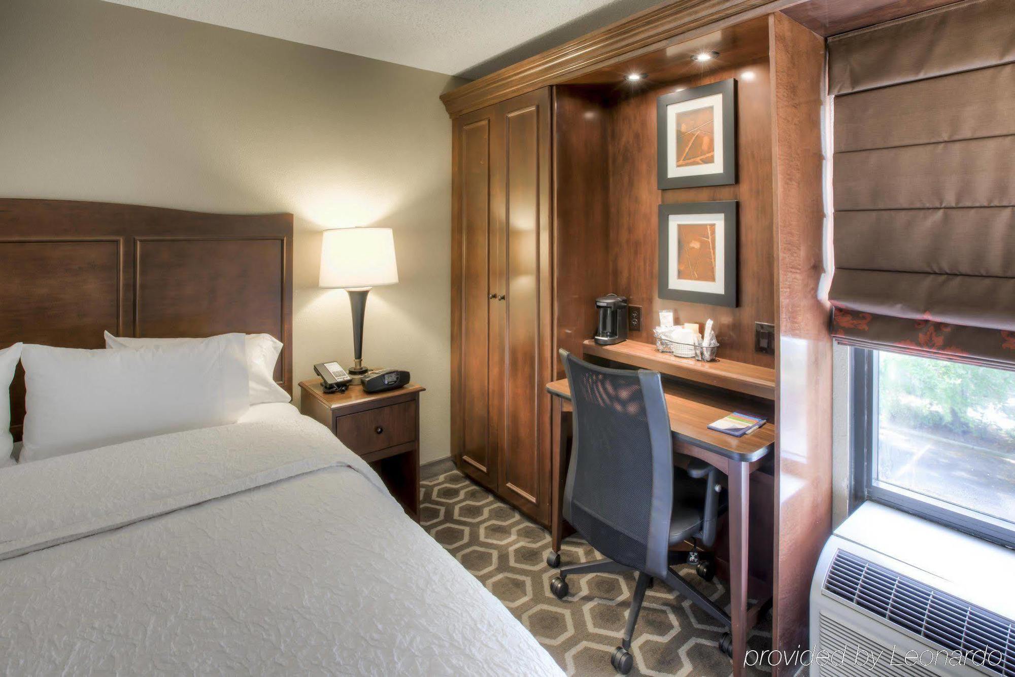 Hampton International Airport/westshore 3*