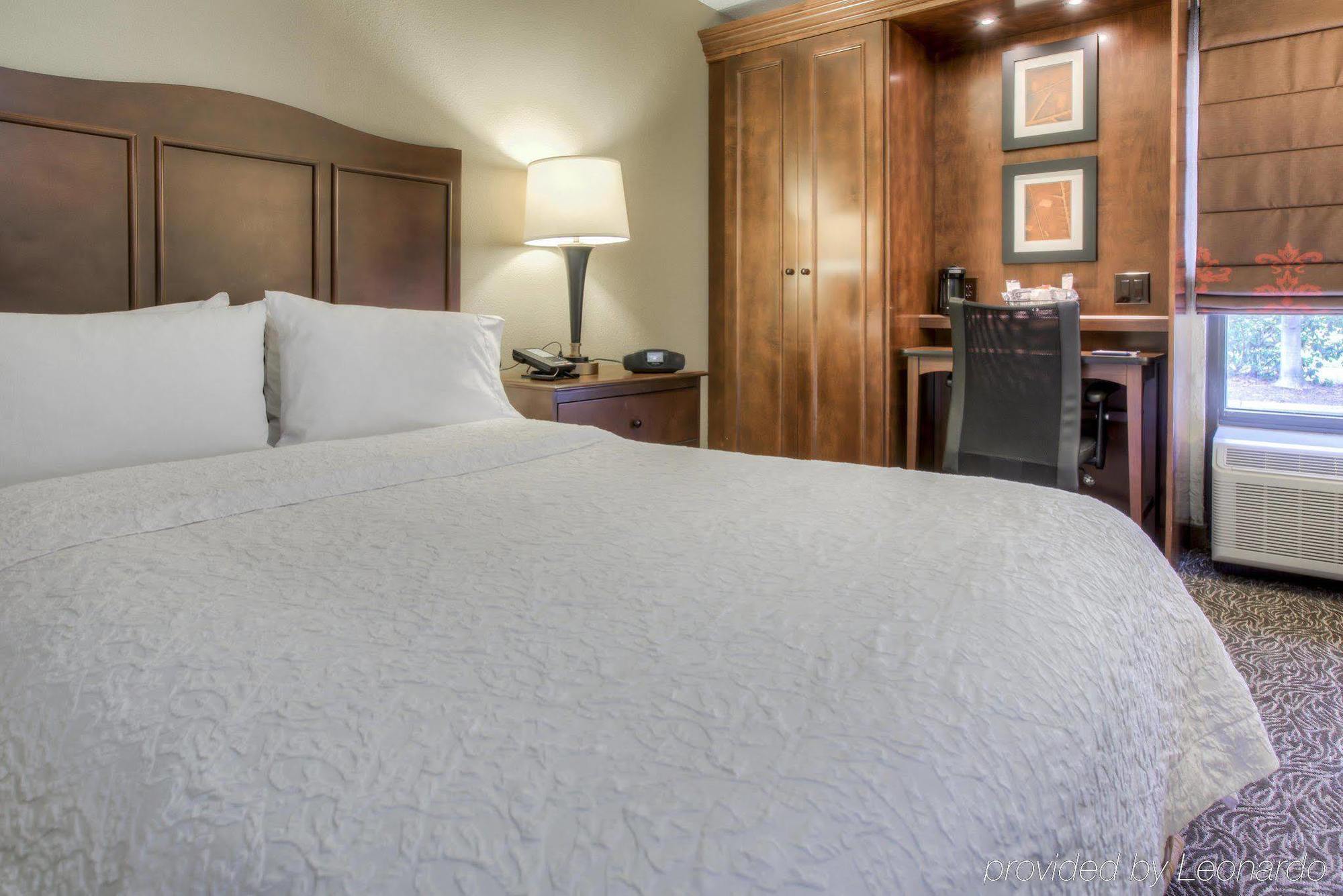 Hampton International Airport/westshore 3*