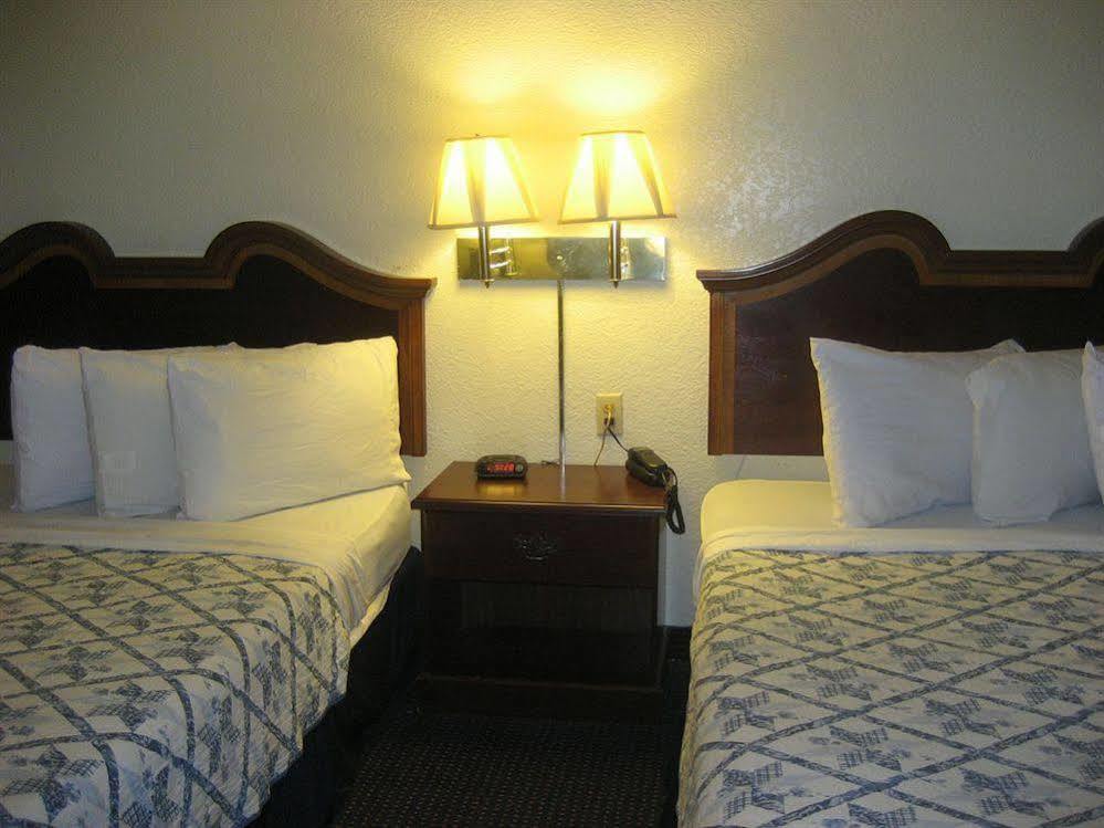 Motel The At 2*