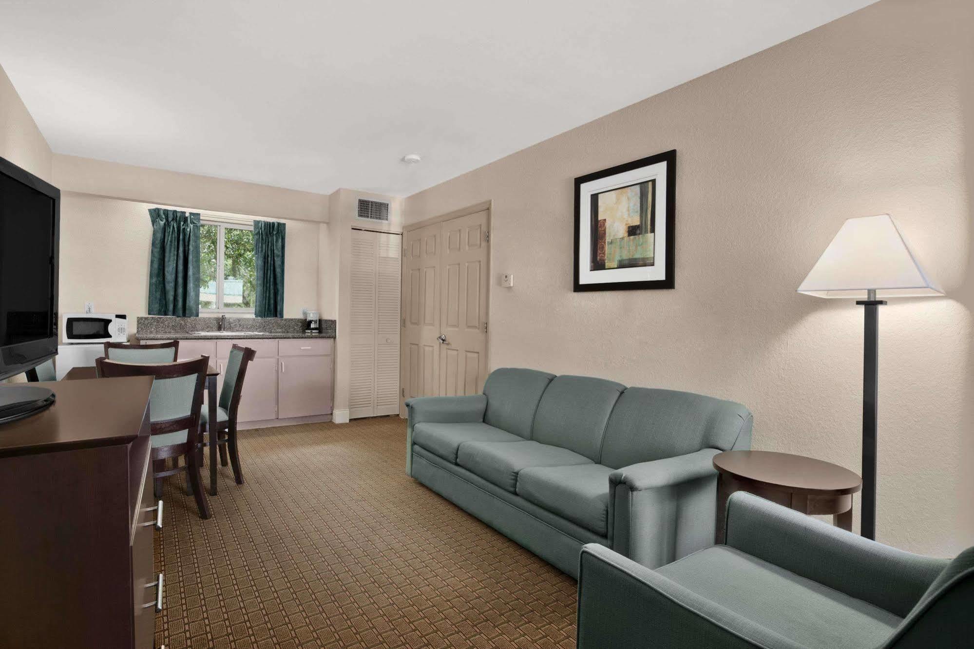 Hotel Ramada Limited And Clearwater