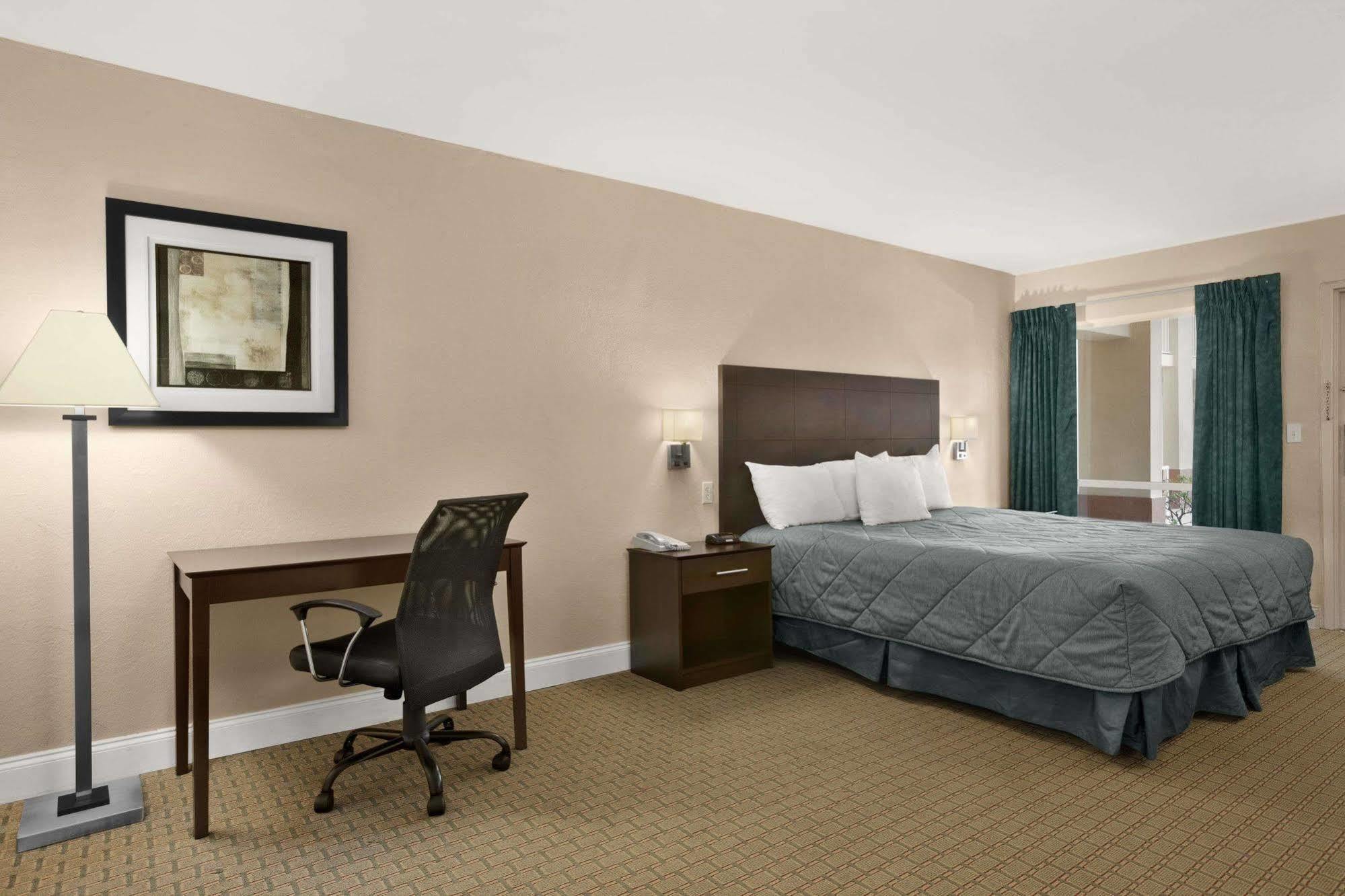 Ramada Limited And Hotel 2*