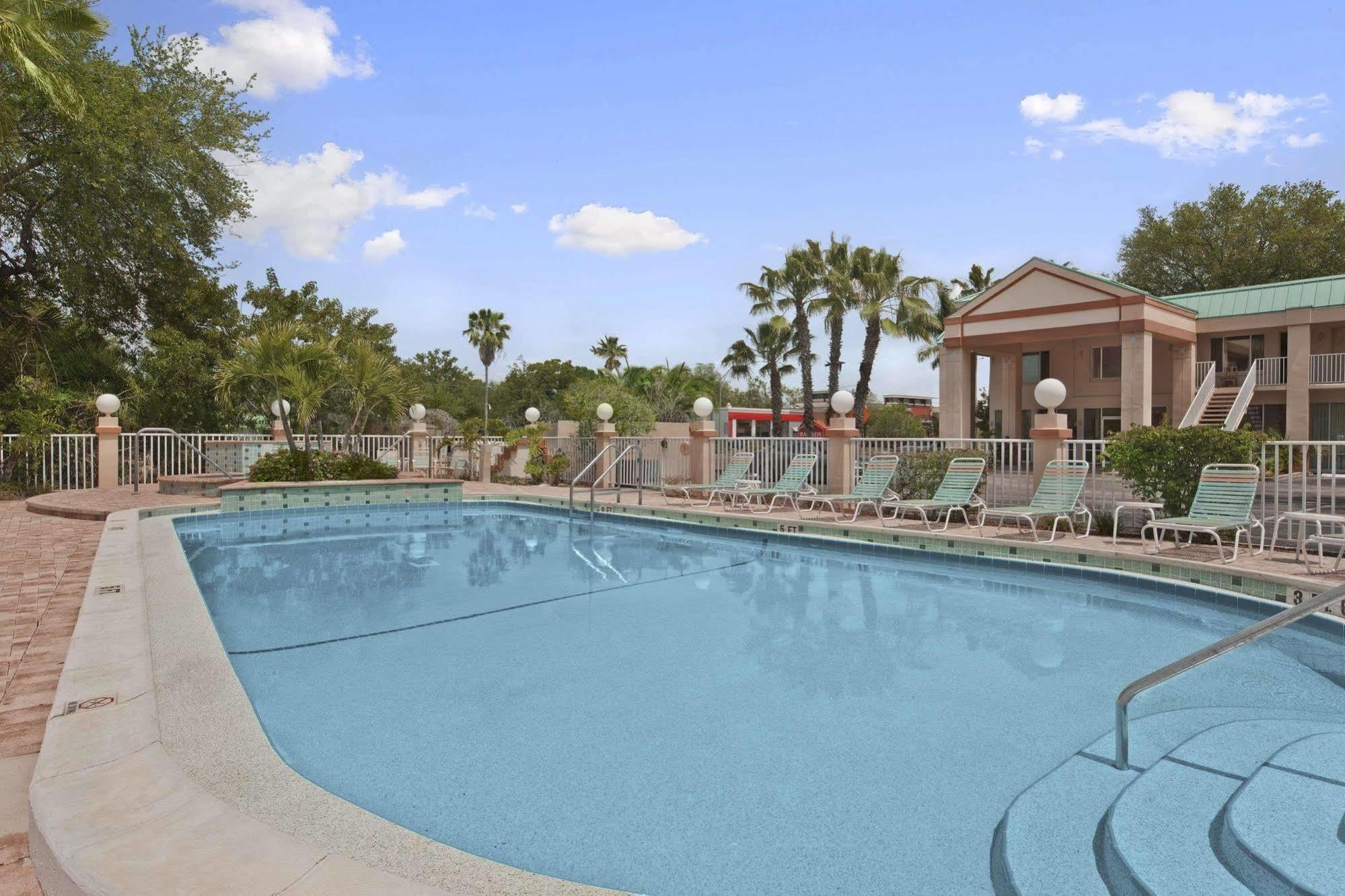 Hotel Ramada Limited And Clearwater