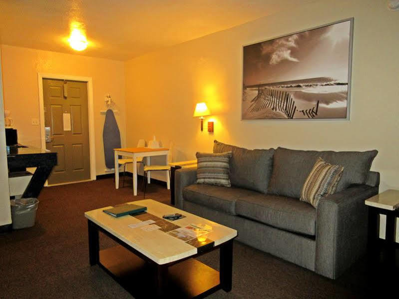 Super 8 Oceanfront Hotel 2*