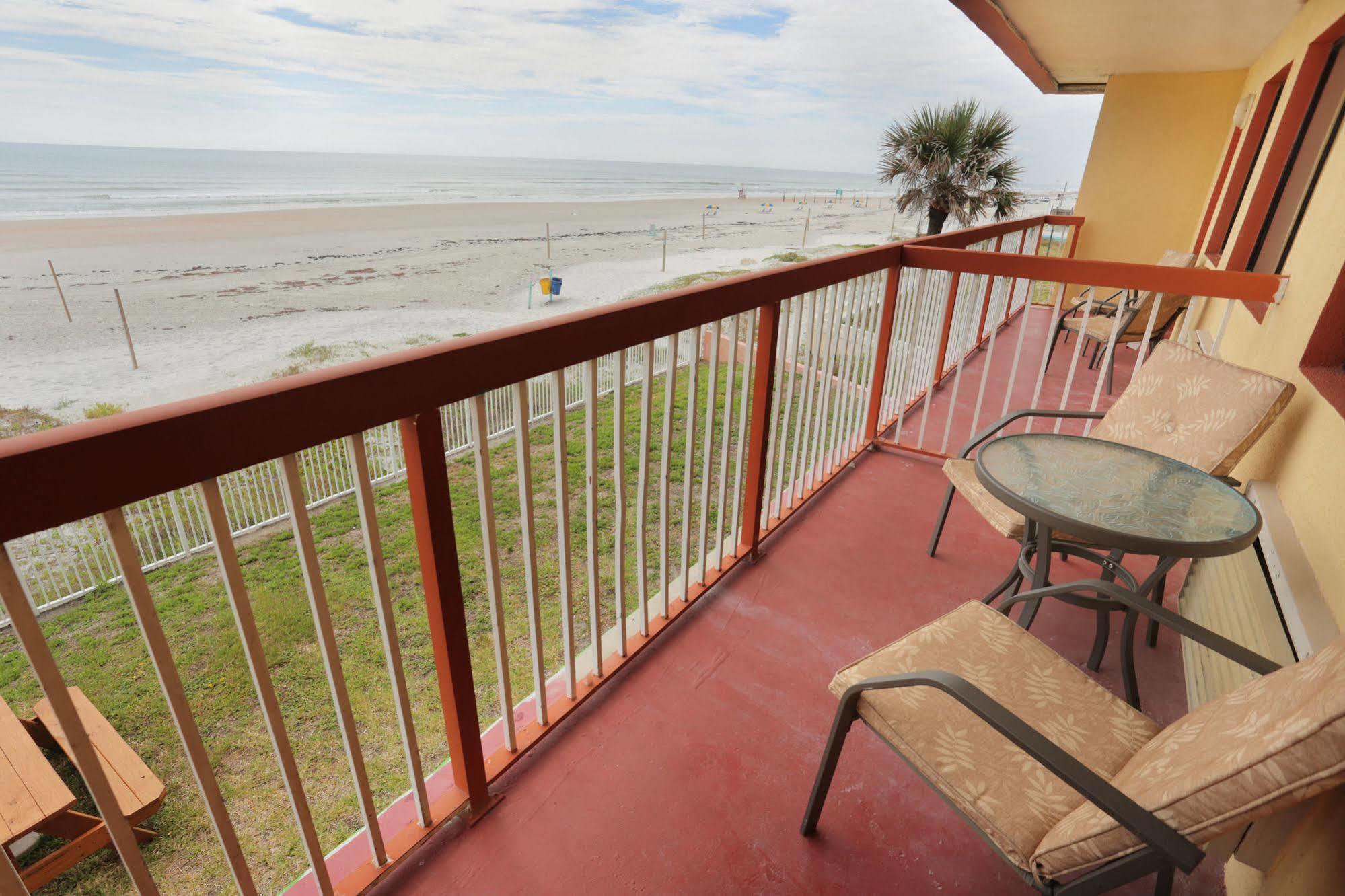 Super 8 Oceanfront Hotel 2*