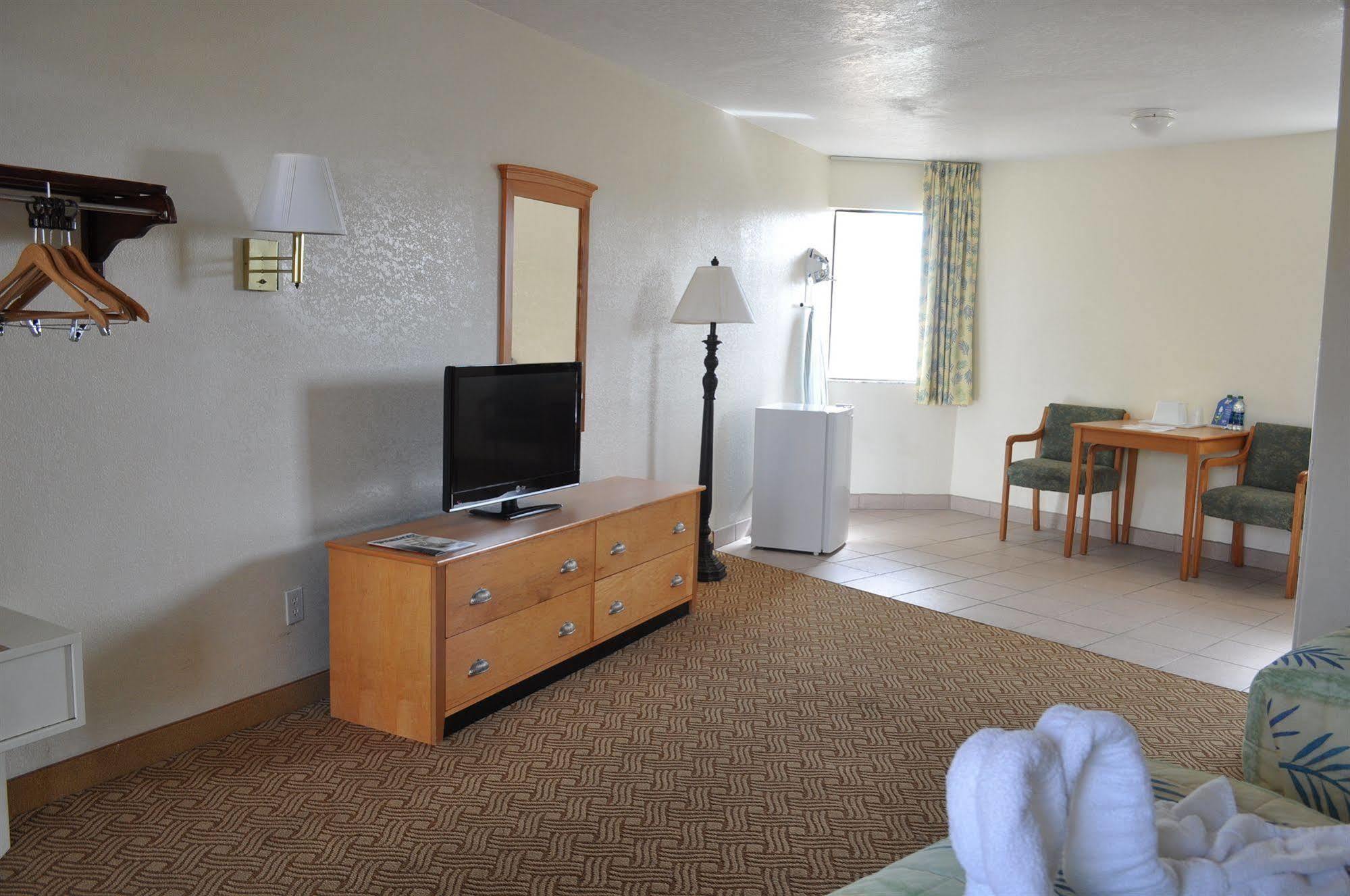 Super 8 Oceanfront Hotel Daytona Beach