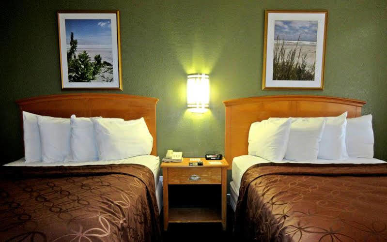 Super 8 Oceanfront Hotel 2*