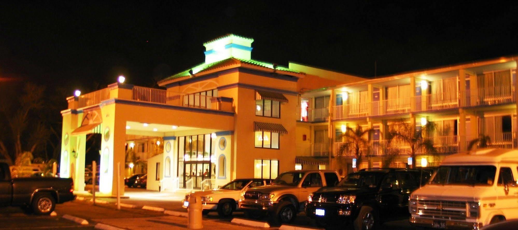 Howard Johnson By Wyndham Tropical Palms Hotel