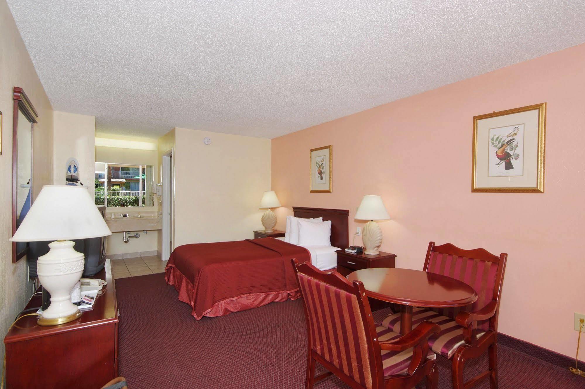 Howard Johnson By Wyndham Tropical Palms