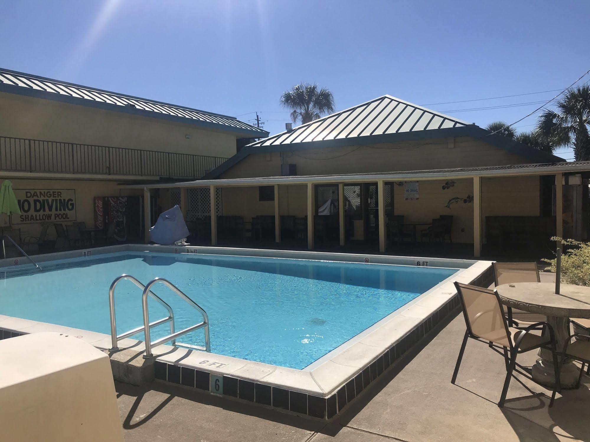 Village Motel 2*