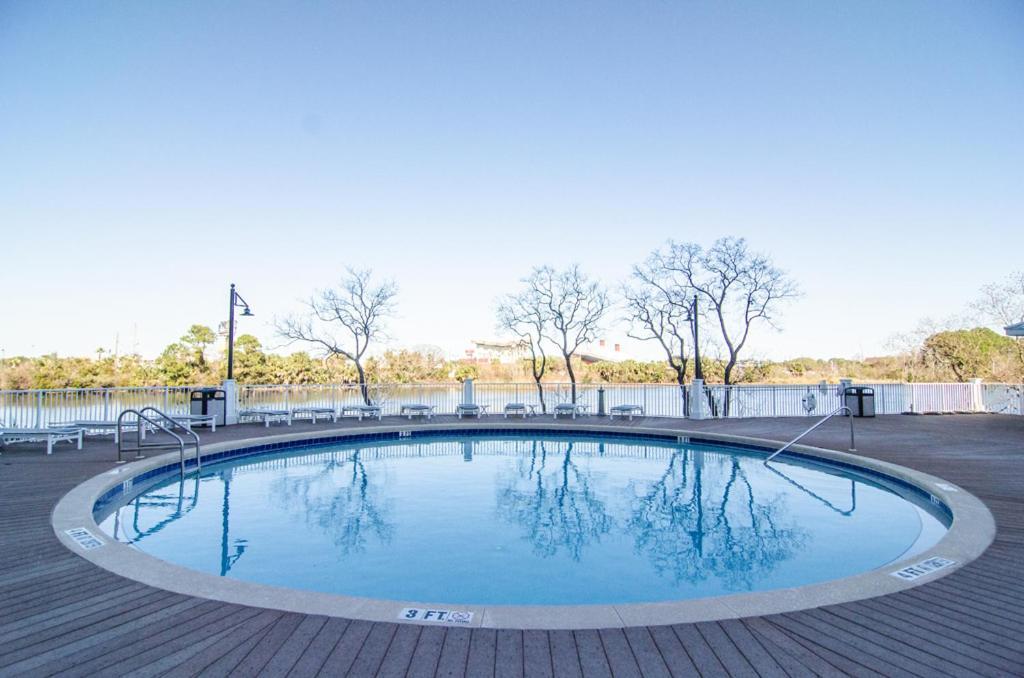 Laketown Wharf Apartment *
