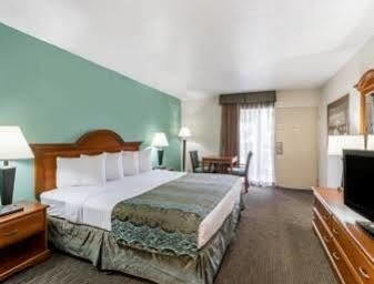 Baymont By Wyndham Hotel Sarasota
