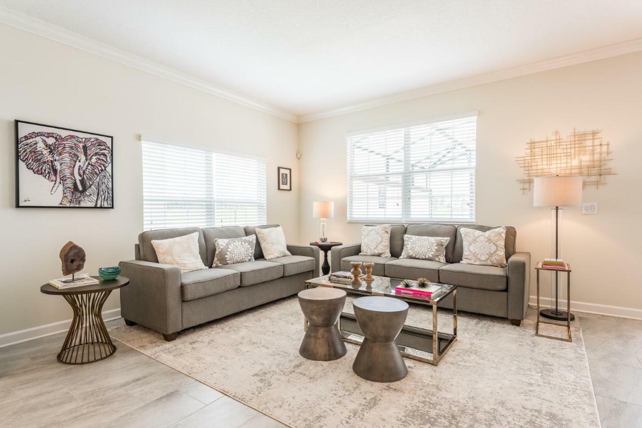 Modern With Private Pool * Davenport