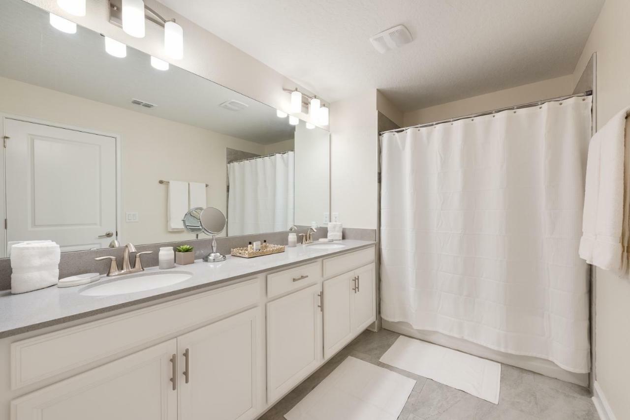 Modern With Private Pool * Davenport