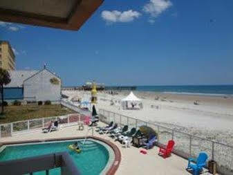 Super 8 Oceanfront Hotel Daytona Beach