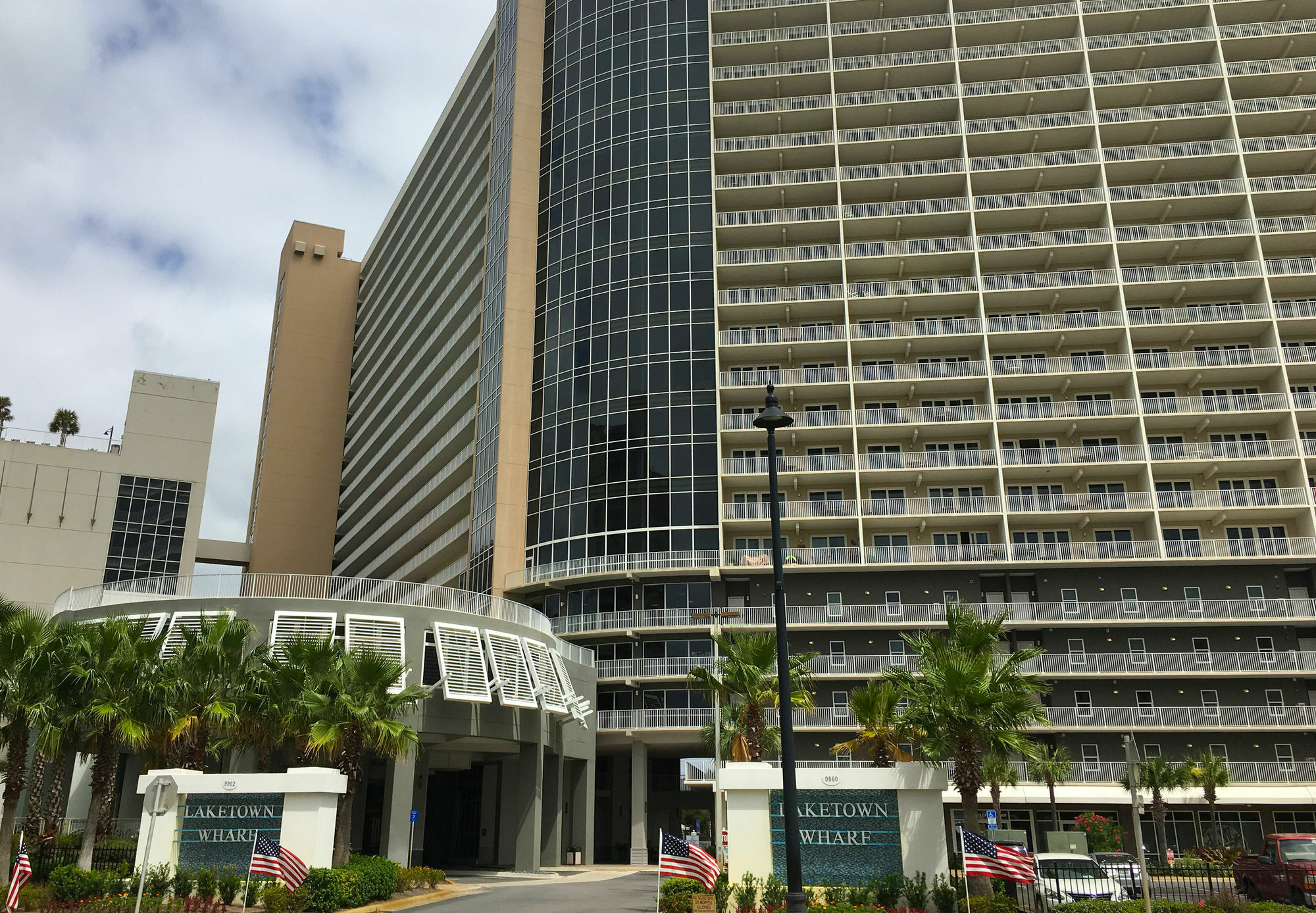 Laketown Wharf Apartment *